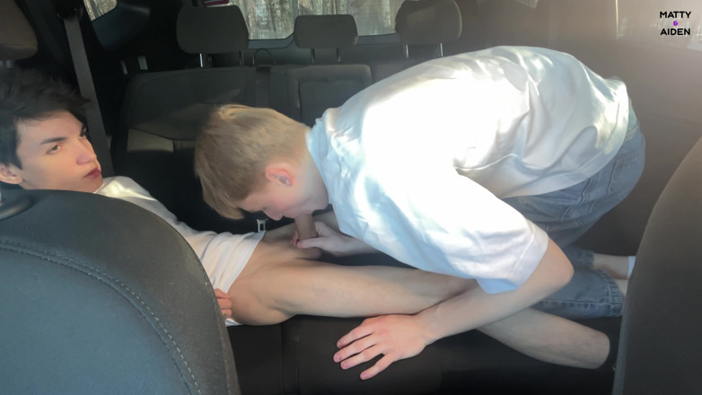 Matty And Aiden: Twinks Matty a Aiden se baví na zadních autě
