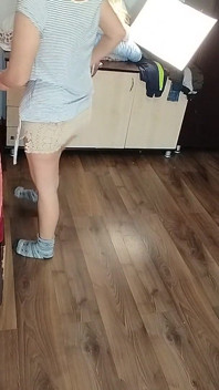 Bruna Sexy Che Fa Le Faccende Nude in Giro per La Casa.