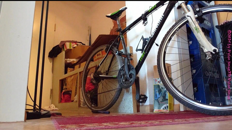 Carmen_Nylonjunge: 自転車のタイヤを膨らませる裸