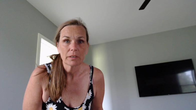 KimitheMilfMommy: セクシーな熟女と自然なDd'sであなたの顔