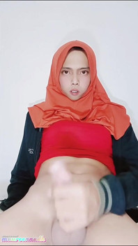 Capcană asiatică cu voal hijab, transsexual efeminat