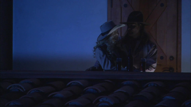 Hot Girlz: Une cowgirl sexy chevauche une énorme bite dehors