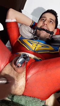 Październik 2021 Ricky Cage Live Show - Superhero z blokadą kogutów bierze kutasy w dupę i usta!