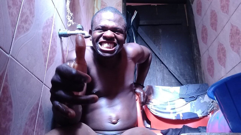 Moviesporn1: 아침 식사 전에 화장실에서 열심히 일하기로 결정했습니다.