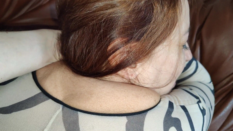 Tumanova Alina: 邻居向她的丈夫打招呼，和我一起睡觉。