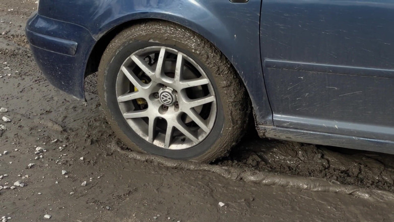 HotPrincessUA: Auto uvízlá v bahně: Zoufalá masturbace, nedbalé kouření a veřejný...