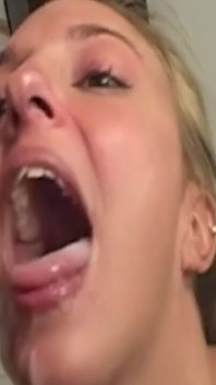 Bionda divora la figa e prende un carico di creampie gocciolante