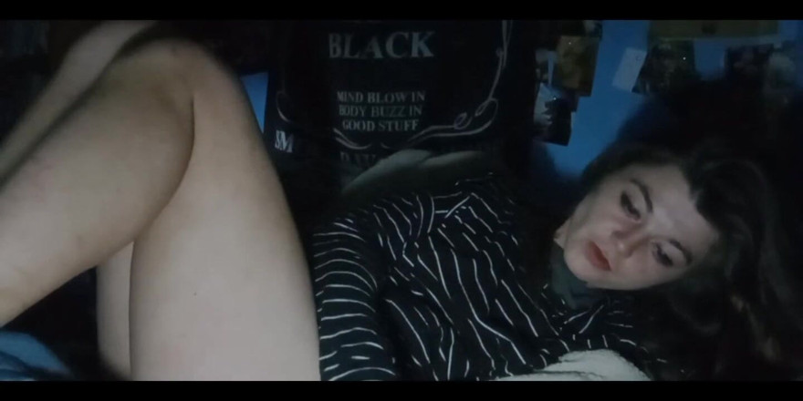 Freakshowsuckerr: น้องหีเงี่ยนชอบลูบหีตัวเองดูหนังโป๊