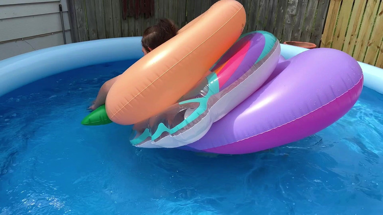 DollBabyLynn: 너무 많은 수영장 튜브! 야외 Looner Fun