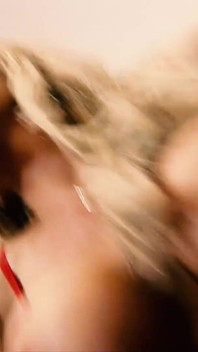 La miLF tettona cavalca un cazzo