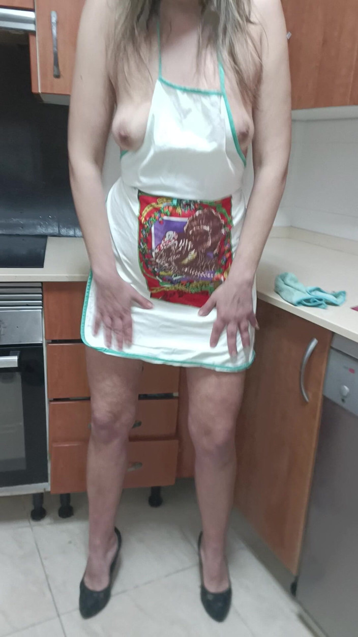 Hot couple sw: La moglie dolce si diverte molto in cucina con il...