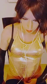 สาวสองเพศขี้แย่สัมผัสตัวเองขณะดูหนังโป๊