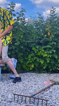 Справжня пара влаштувала жорсткий секс у саду серед кущів