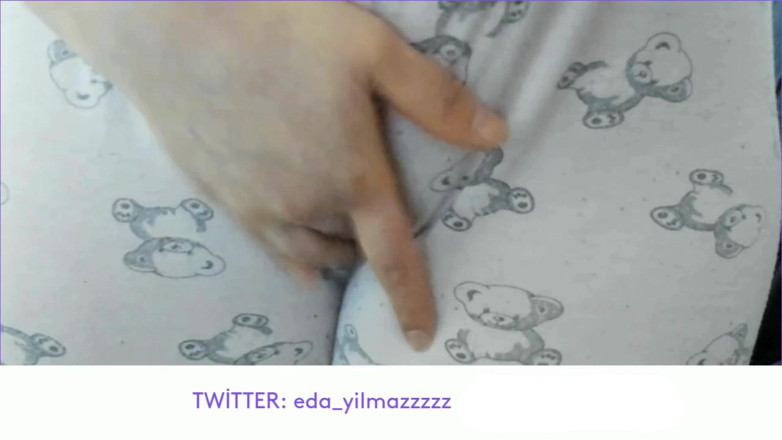 bigass_sexy_bigboobs: PATA DE CAMELO - SE MASTURBA COM PIJAMA ESFREGANDO BUCETA COM...