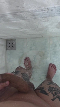 Un joven caliente se corre en la ducha