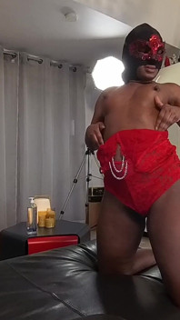 Kembalinya Rebecca Sax Ebony Pearl yang Eksklusif: Penuh Gairah dengan Renda Merah