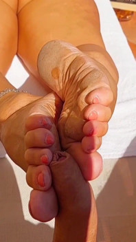 Seleny venkovní pózuje a reverzní footjob