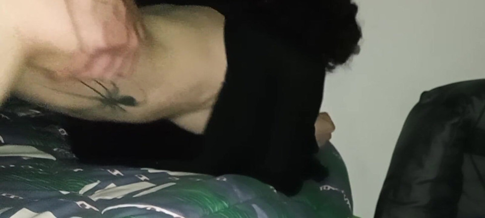 SultryStyles: Они оставили меня одного дома, и я пригласил моего бойфренда к себе... трахнули, прежде чем спать в нашей пижаме. (полное видео)