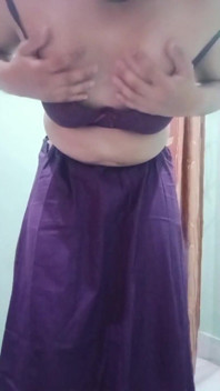 Indiana crossdresser gaurisissy sentindo tesão em sari roxo olhando e fodendo como uma dona de casa