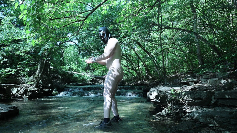 barenakedboy: 滝のそばで体を伸ばし、少しだけプライベートな時間をこっそり取ろうとしている...