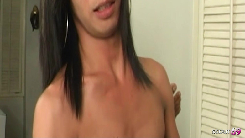 Shemale TS Collection: Une trans asiatique mince se fait sodomiser avec un préservatif...