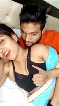 德西女孩 neha 浪漫亲吻男朋友的胸部新闻更多观看视频