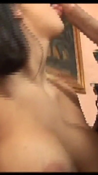 Cette brune sexy à gros nichons adore s'amuser comme une salope en se faisant baiser sa chatte mouillée