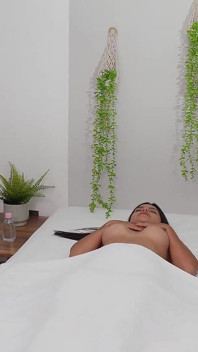 Nep masseuse geeft onverwachte orgasmes aan spagasten