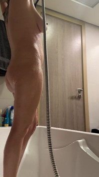 Intimate Shaving in the Bathtub