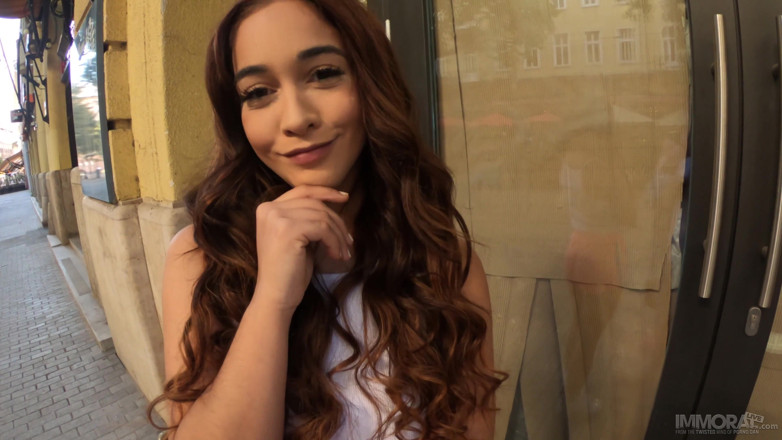 Immoral Live: Esmer güzel akran koçunu üvey erkek kardeşinin önünde sikmesi için baskı yapıyor
