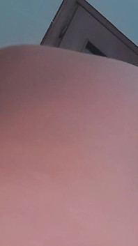 Une BBW se masturbe en levrette jusqu’à l’orgasme...