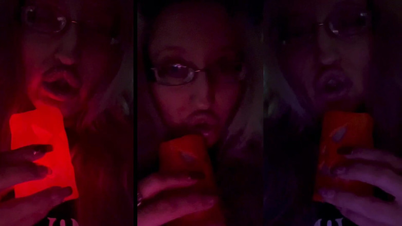 FinDom Goaldigger: Сіссі не йде в туалет. Сіссі писяє в трусики.