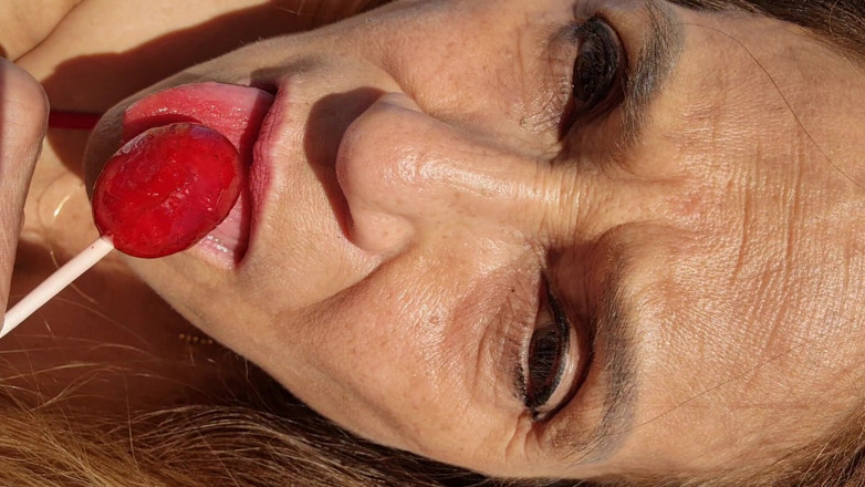 Melissa Johnson: Melissa Johnson ดูดและเลีย Cherry Lollipop บนชายหาด