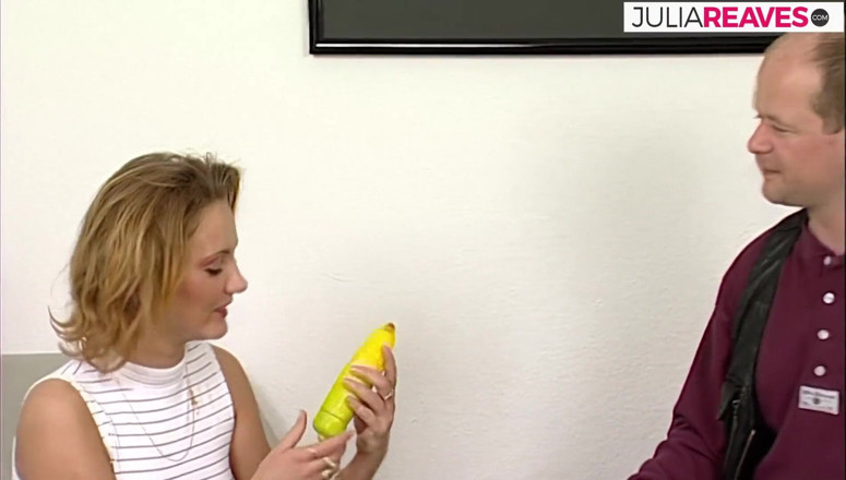 Retro German Casting Tour: Loira gostosa chupa um enorme vibrador e depois cavalga na...