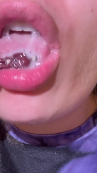 Uma gigante gentil começa seu dia escovando os dentes,