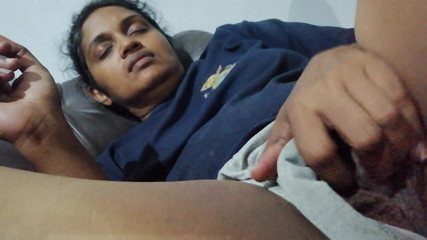 Tina Baby: Тайное видео моей сводной сестры, трогающей ее киску, пока на диване она думает, что в доме одна