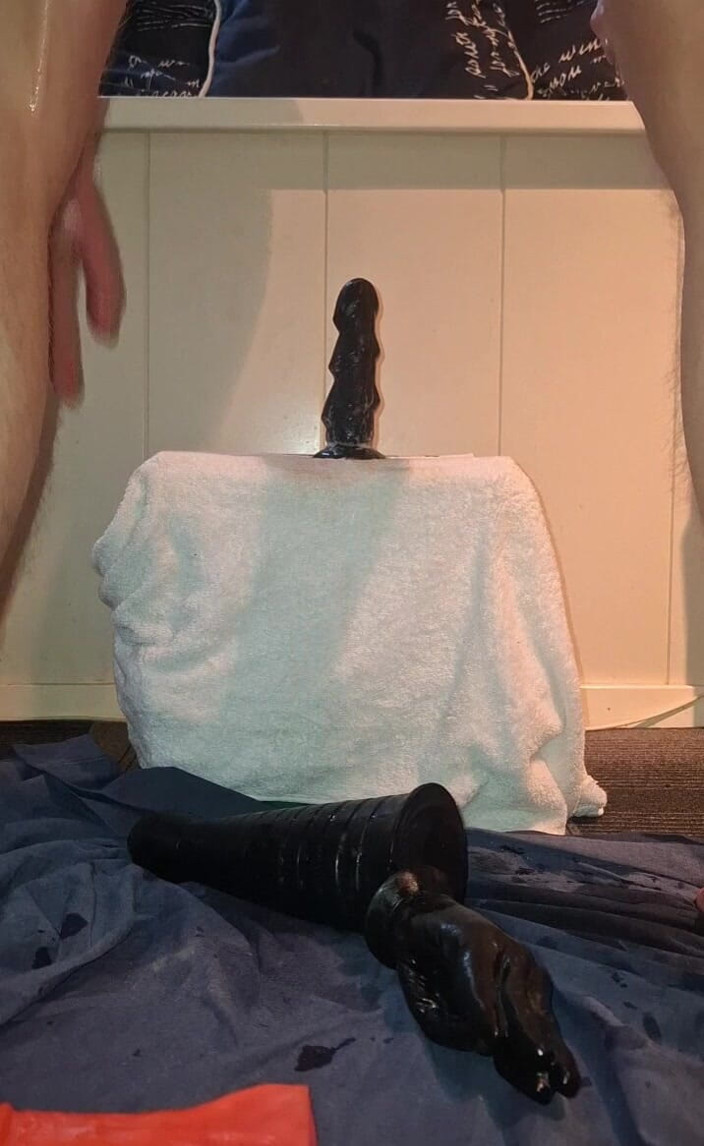 NoFace Twink X: Yalnız eşcinsel anal oyun - büyük dildo ve işeme orgazmı