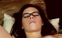 ATKIngdom: 眼鏡をかけたオーブリー・ジェームズは、猛烈な指で彼女の魅力的な禿げたスナッチを素晴らしいオーガズムに導きます