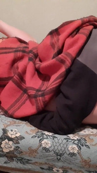 Quando la mia ragazza mi lecca la figa, guardo video porno per sborrarle in bocca più velocemente
