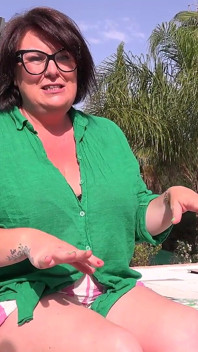 Auntjudys - Ein Freches Interview Am Pool Mit Der Vollbusigen Britischen MILF Jojo Robinson