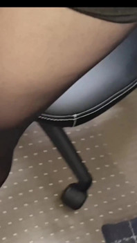 Dani jambe en collants noirs sexy avec des orteils rouges polis
