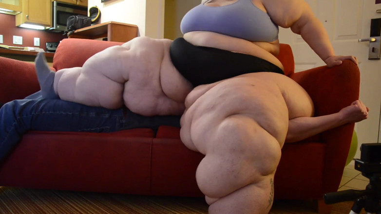 Full Weight Productions: SSBBW Bobbi Jo's failed trample &amp; sofa squash