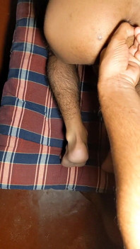 Gay lambendo cu e dedilhado no cu