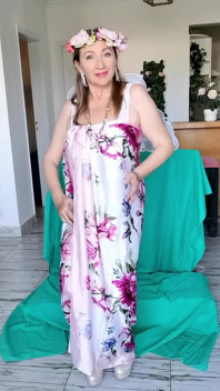 Vollbusige MILf neckt in weißen strümpfen mit strumpfband