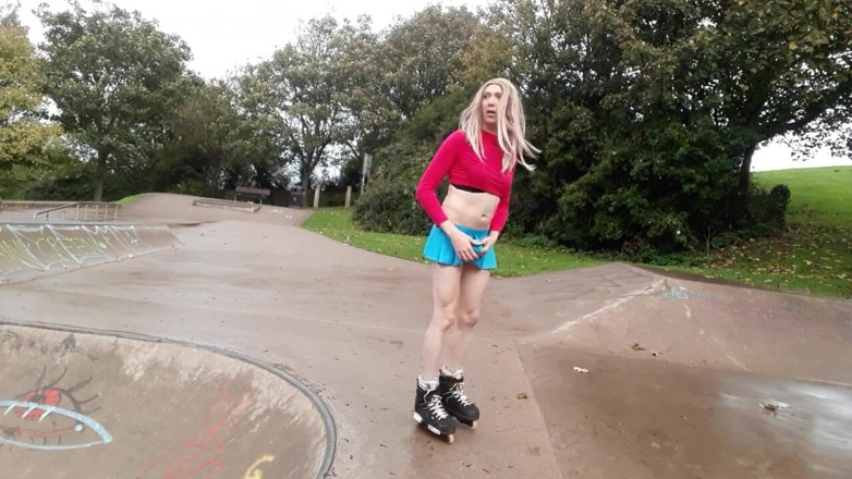 The Midnight Minx: Skate park flashing and wanking