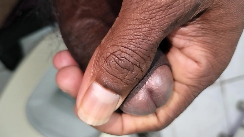 Blackcock83: Indyjski chłopak masturbacja i sika w toalecie