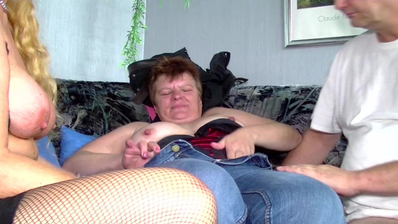 Deutscher hardcore: 胖乎乎的夫妇在热辣的德国熟女面前啪