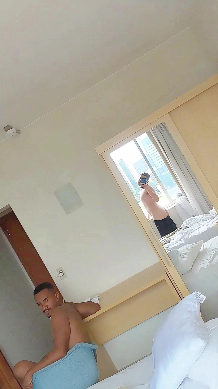 Marcosninfo: Tôi thức dậy hứng tình và khoe hàng trên giường