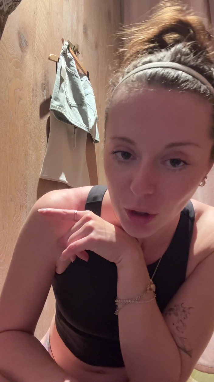 Nadia Foxx: Xuất tinh mạnh trong khi trong phòng thay đồ !! Hy vọng...
