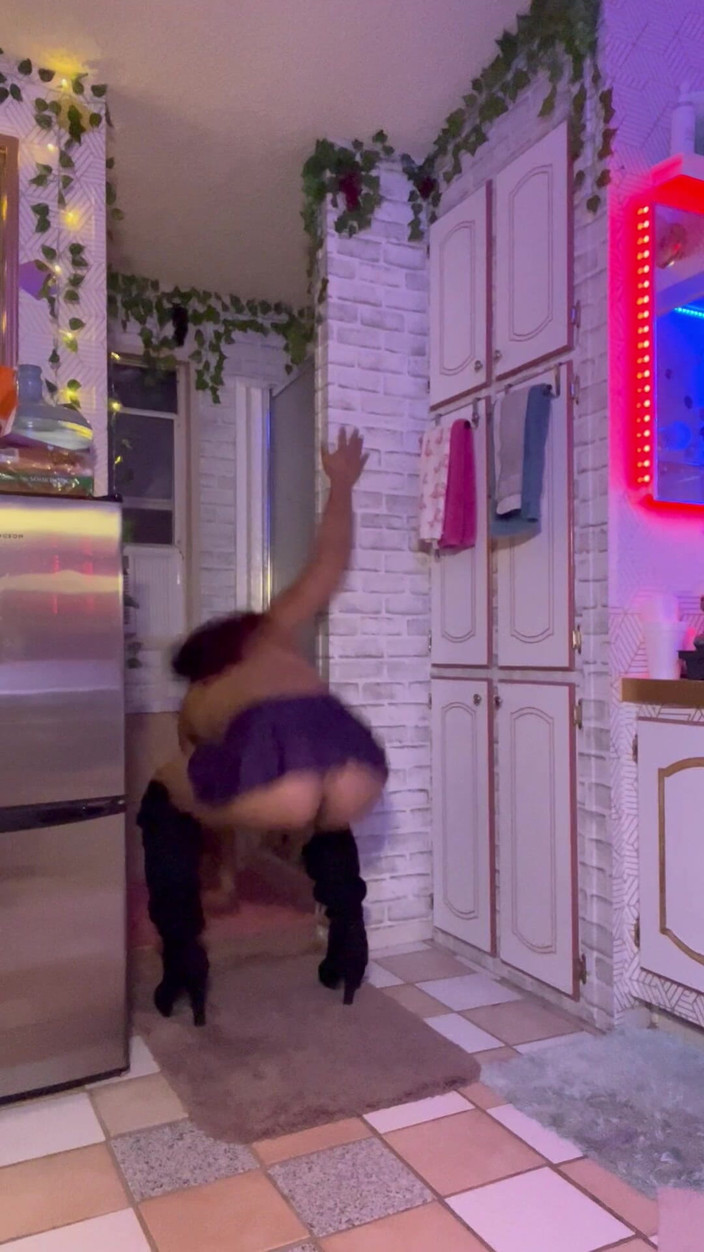 TSJade95: Nog een stripdansvideo